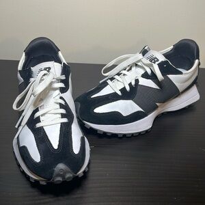New Balance 327 black and white it’s size 7.5 women’s